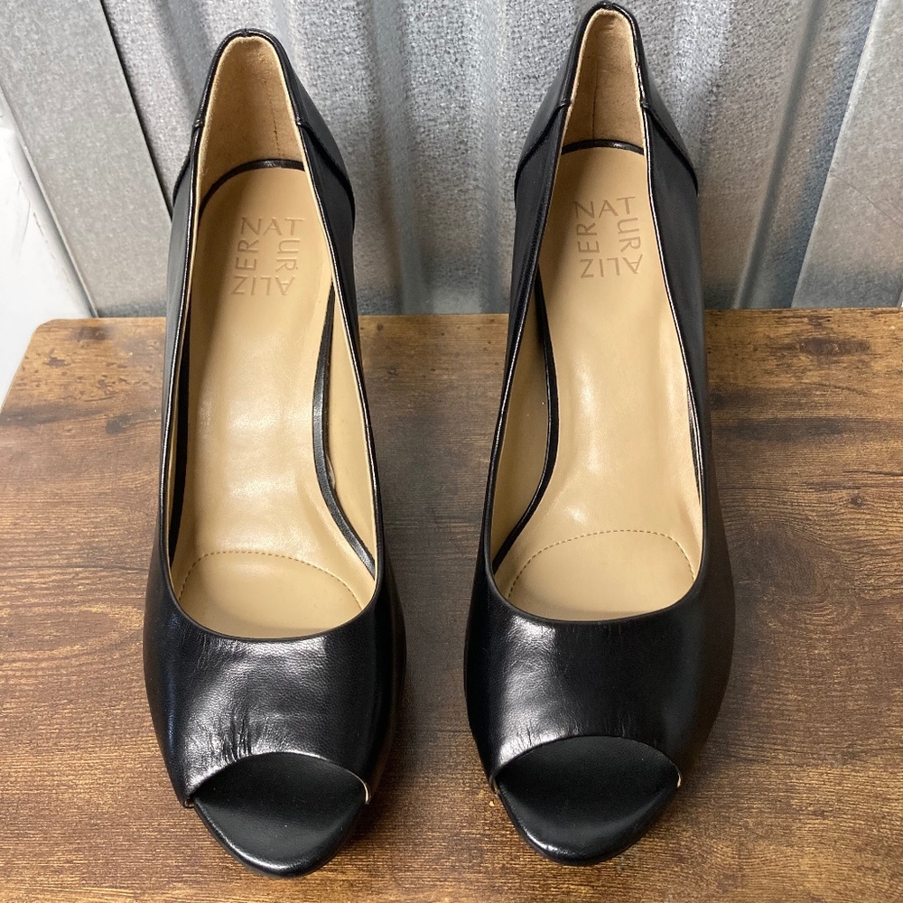 Size 10 Naturalizer Amie Peep-Toe Platform Heels in Black Leather